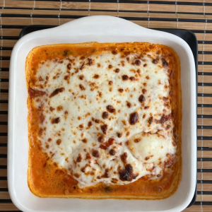 Kısık ateşte uzun pişirilen bolonez sos, el yapımı lazanya yaprakları ve beşamel sos ile hazırlanmış Lazanya